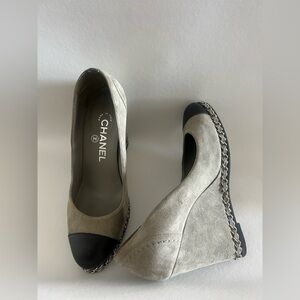 Chanel interlocking cc suede pump